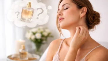 Femme qui cherche l'odeur de son parfum
